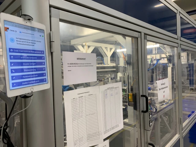 Ein Sensor zur Erfassung der Ausbringungsmenge und ein Tablet zur Erfassung der Stillstandsgründe werden unkompliziert auf der Maschine angebracht.