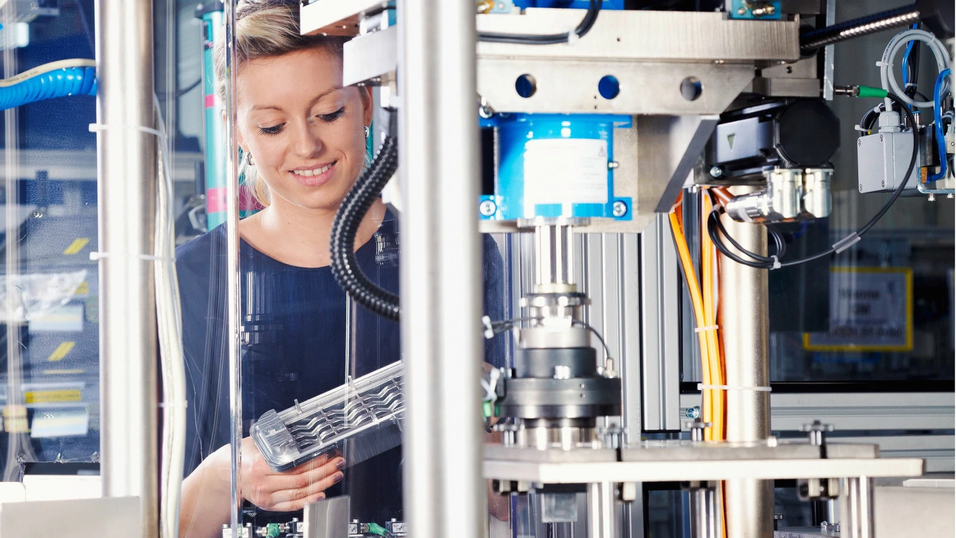 Die Ebersp&auml;cher Gruppe mit Sitz in Esslingen am Neckar ist ein international agierender Automobilzulieferer mit rund 80 Standorten in 29 L&auml;ndern weltweit. Die Business Unit Electrical Heaters produziert mit rund 500 Mitarbeitern elektrische Zusatzheizungen f&uuml;r verbrauchsoptimierte Fahrzeuge. Au&szlig;erdem werden hier auch technische L&ouml;sungen f&uuml;r neue, zukunftsweisende Produkte entwickelt &ndash; f&uuml;r die Hybrid-, Elektro- und Brennstoffzellen-Fahrzeuge von morgen.